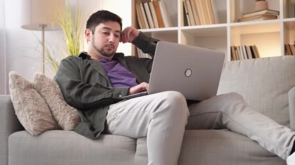Brak snu praca wypalenie zmęczony człowiek laptop sofa — Wideo stockowe
