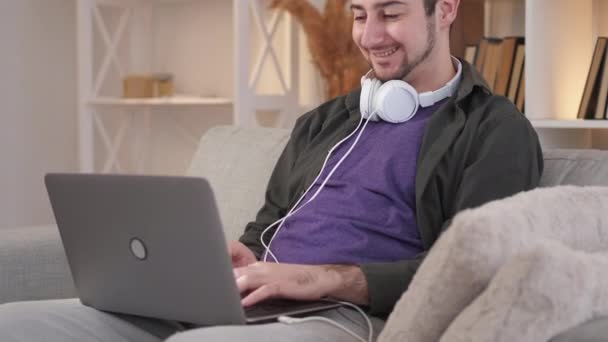 Интернет развлечения онлайн развлечения дома ноутбук человека — стоковое видео