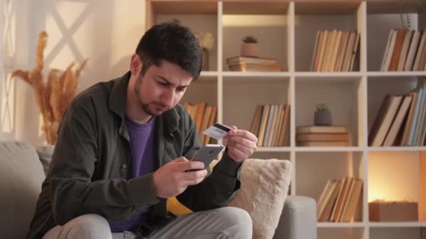 Zablokované platební karty problém muž telefon domů — Stock video