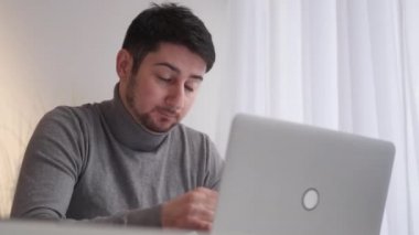 Yorgun çalışanların çalışma süreleri, uykulu adam ofisi