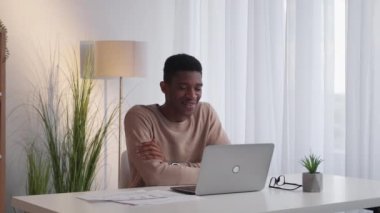 Online koç video konferans adamı laptop ofisi