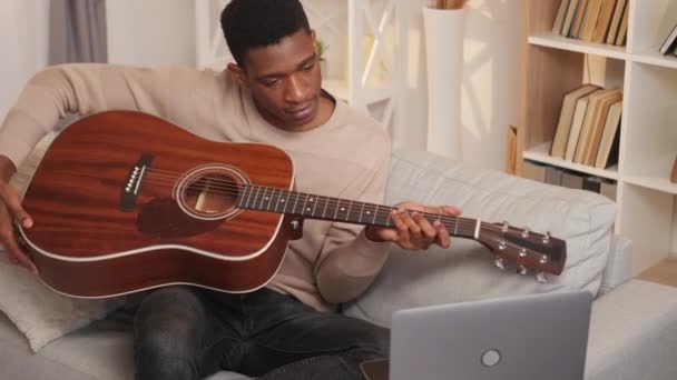 Gitár tanfolyam internetes zene osztály férfi tanulás — Stock videók