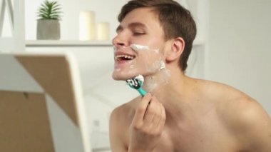 Kötü tıraş makinesi sorunu olan banyo aynası.