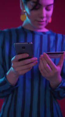 İnternet üzerinden alışveriş yapan ödemeli kadın telefon kartı.