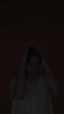 Korku filmi kaçış odası. Korkmuş kadın neon ışığı.