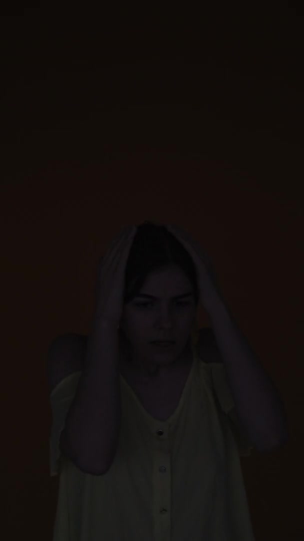 Фільм жахів втеча кімната налякана жінка неонове світло — стокове відео