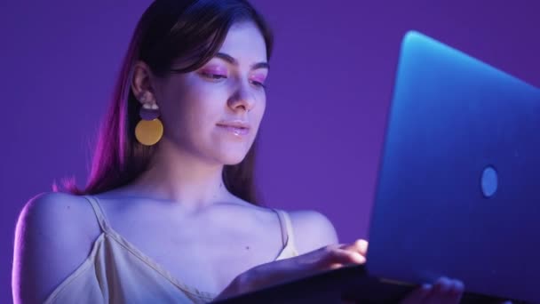 Online offer internet surprise amazed woman laptop — Stock Video