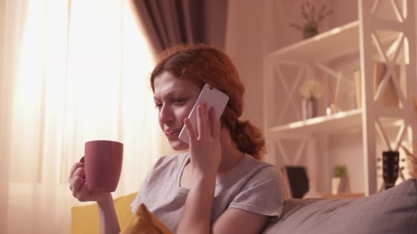 Κινητή τηλεφωνία επικοινωνία ευτυχισμένη γυναίκα σπίτι — Αρχείο Βίντεο