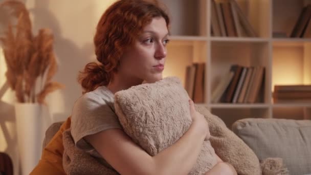 Mulher solitária depressão ansiedade abraçando travesseiro — Vídeo de Stock