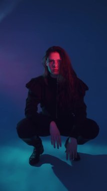 Siber punk moda gelecekçi güzel neon kadın