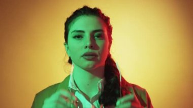 Gözlük stili optik mağaza kadını neon ışığı