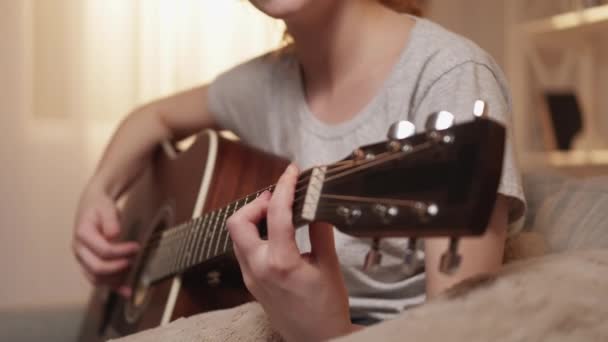 Guitarra lazer cantando hobby mulher tocando acordes — Vídeo de Stock
