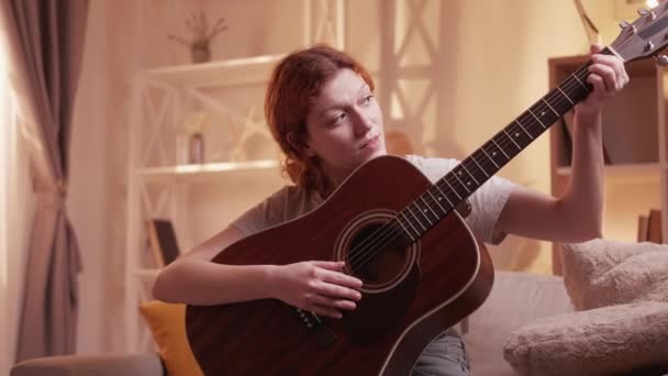 Guitarra lição música educação mulher laptop casa — Vídeo de Stock