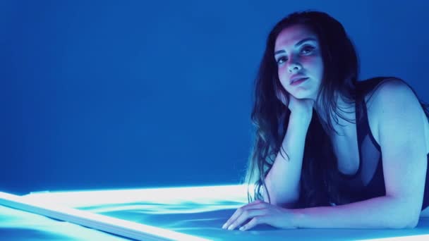 Neon luz mulher noite sedução elegante modelo levou — Vídeo de Stock