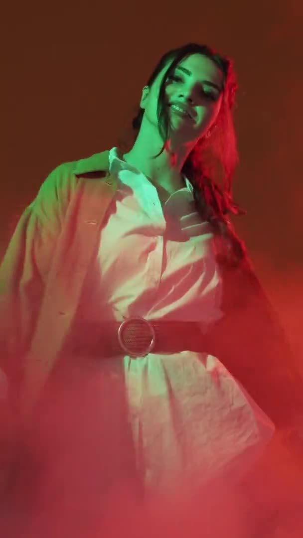 Renkli ışık insanları synthwave trend kadın neon — Stok video