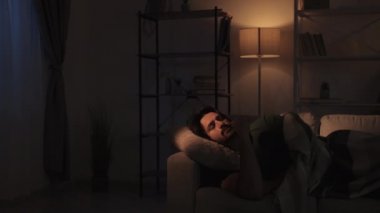 Uykusuzluk sorunu, uykusuz adam zihinsel aşırı yükleme.