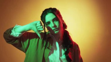 Baş parmağınla işaret et, neon ışığı sevmeyen kadın.