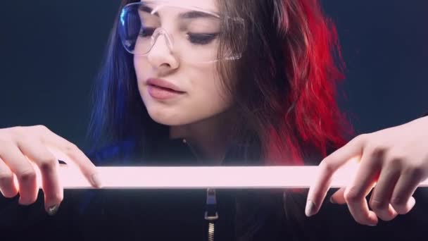 Neon wanita menghadapi kecantikan digital cyberpunk malam — Stok Video