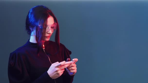 Gadget kullanıcı siber iletişim kadın telefonu neon — Stok video