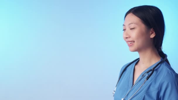 Orvosi reklám egészségügyi szolgáltatás nő ápoló — Stock videók