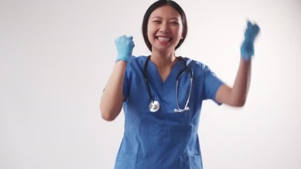 Éxito médico cirugía celebración mujer médico — Vídeos de Stock