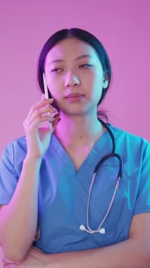 Doktor, tıbbi danışmanı ara. Kadın, neon telefon.
