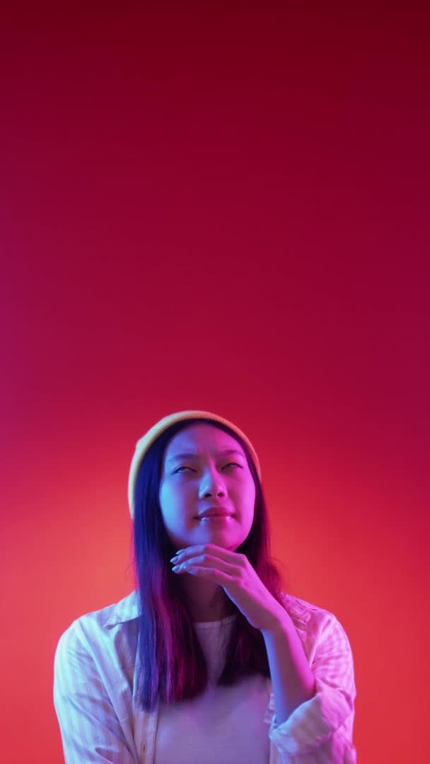 Ajatus ajattelu päätöksenteko nainen neon valo — kuvapankkivideo