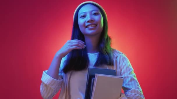 Hipster studente libreria pubblicità donna neon — Video Stock