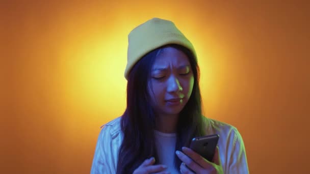 Argumentovat volání žádné spojení žena telefon neonové světlo — Stock video