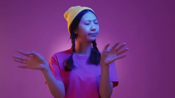 No rejection stop gesture woman purple neon light — Stock Video