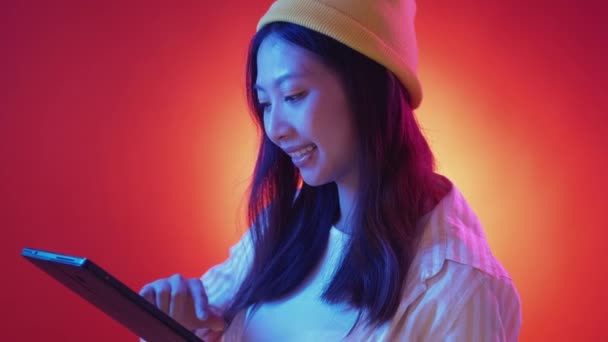 Cyfrowe rozrywki gadżet radość kobieta tablet neon — Wideo stockowe