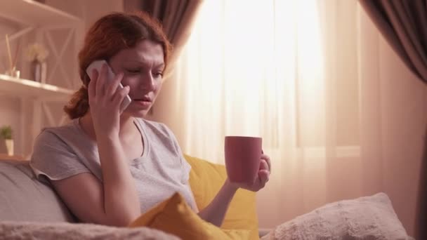 Client en colère dispute appel femme téléphone canapé maison — Video