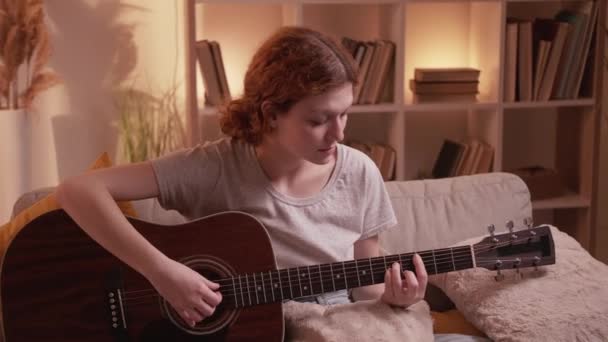 Μουσική πρακτική κιθάρα αναψυχής γυναίκα χορδές σπίτι — Αρχείο Βίντεο