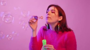 sabun köpüğü boş zamanlarında çocuksu kadın neşe saçıyor.