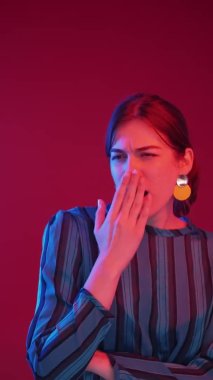 Sıkıcı kadın zamanı israfı, esnemiş neon ışıkları.