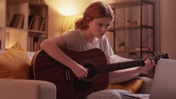 Guitarra jogar aprender música estudo mulher laptop casa — Vídeo de Stock