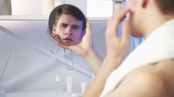 Περιποίηση δέρματος άνθρωπος πρωί θεραπεία καθρέφτη μπάνιο — Αρχείο Βίντεο