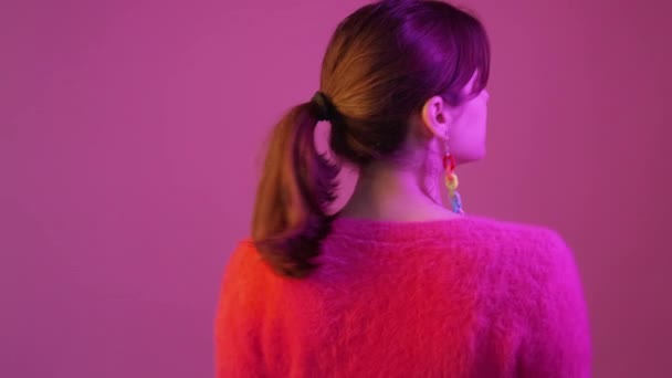 Привлекательная девушка неоновый светлый портрет молодежной моды — стоковое видео