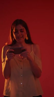Esport neon çalan eğlenceli bir kadın.
