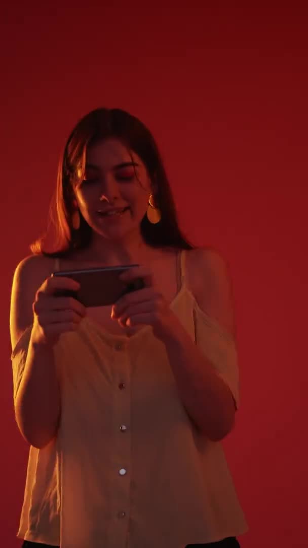 Telefon gry gadżet zabawa kobieta gra esport neon — Wideo stockowe