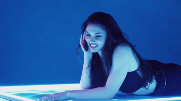 Telefoon dating cyber liefde gelukkig vrouw neon licht — Stockvideo