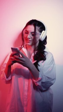 telefon eğlencesi milenyum yaşam tarzı kadını