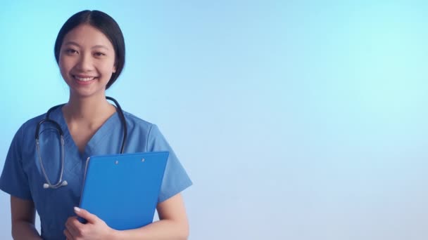 Медсестра медицинский уход веселая женщина — стоковое видео
