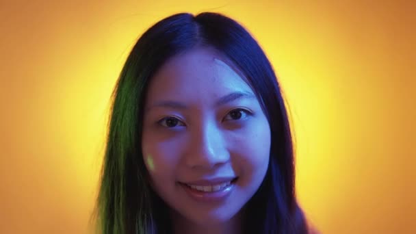 Neon Studio Porträt Jugend Schönheit glücklich Frau Gesicht — Stockvideo