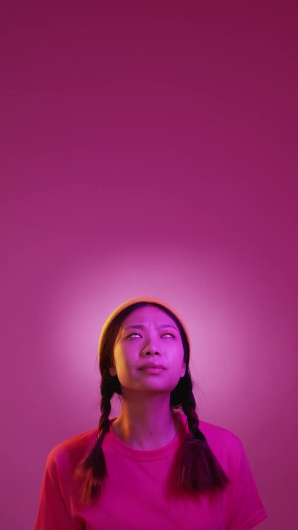 Выбор женщины для рекламы с учетом неонового света — стоковое видео