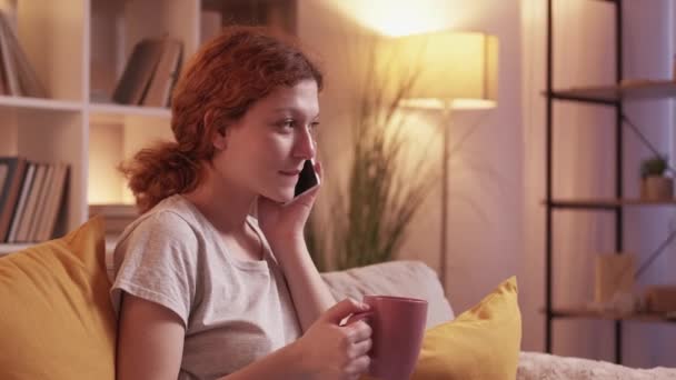 Τηλεφωνική κλήση κινητή επικοινωνία χαρούμενη γυναίκα στο σπίτι — Αρχείο Βίντεο