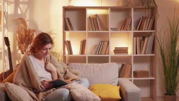 Lectura ocio acogedor estilo de vida mujer libro casa — Vídeo de stock