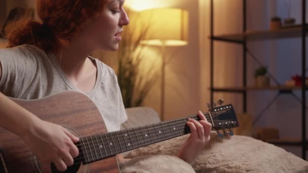 Τραγουδίστρια τραγουδίστρια τραγουδίστρια παίζει κιθάρα στο σπίτι — Αρχείο Βίντεο