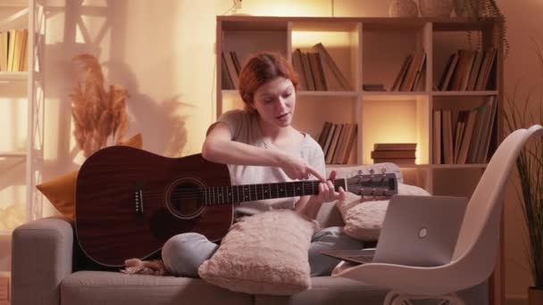 オンライン音楽学校のギターvlog女性のラップトップの家 — ストック動画