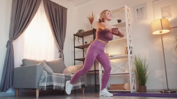 Fitness vrouw binnen activiteit lunge oefening huis — Stockvideo